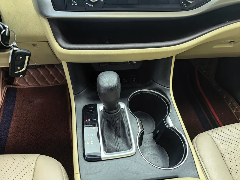 Toyota Highlander 2021 2.0T 4WD Elite Edition 7 Asiento interior foto 19 Toyota Highlander 2021 2.0T 4WD Elite Edition 7 Asiento interior foto 19