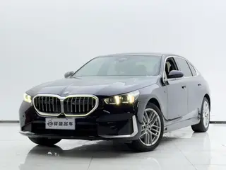 BMW 5 Series 2024 525Li Traje de lujo