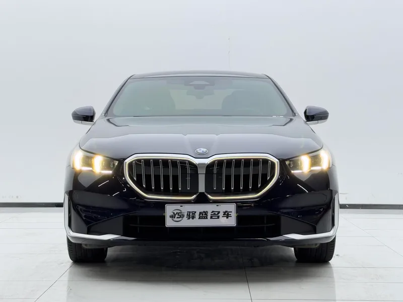 BMW 5 Series 2024 525Li Traje de lujo exterior foto 2 BMW 5 Series 2024 525Li Traje de lujo exterior foto 2