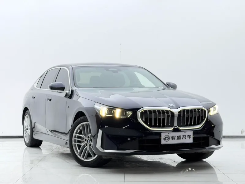 BMW 5 Series 2024 525Li Traje de lujo exterior foto 3 BMW 5 Series 2024 525Li Traje de lujo exterior foto 3