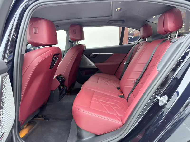 BMW 5 Series 2024 525Li Traje de lujo interior foto 9 BMW 5 Series 2024 525Li Traje de lujo interior foto 9