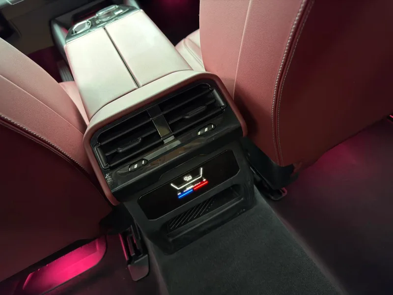 BMW 5 Series 2024 525Li Traje de lujo interior foto 10 BMW 5 Series 2024 525Li Traje de lujo interior foto 10
