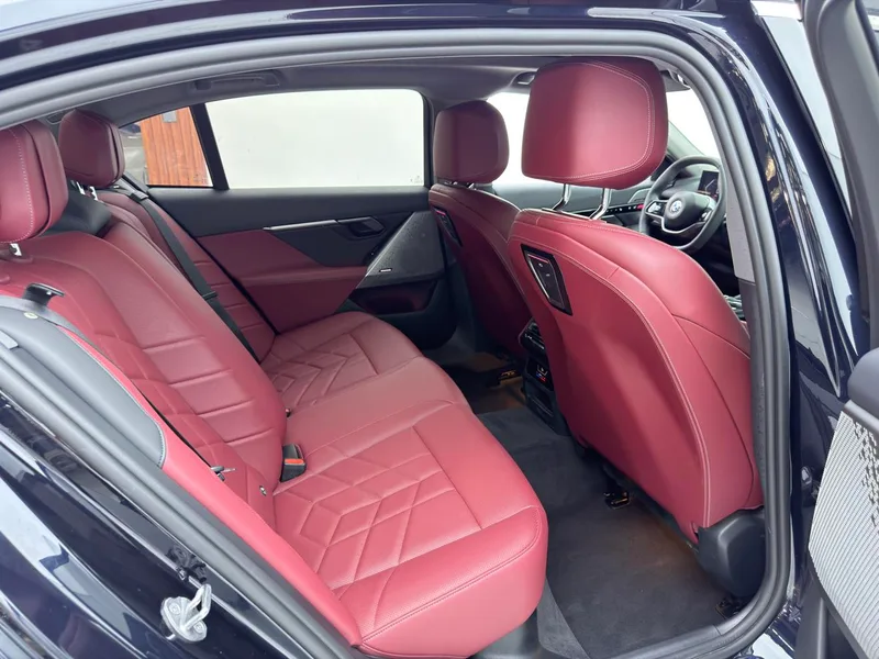 BMW 5 Series 2024 525Li Traje de lujo interior foto 12 BMW 5 Series 2024 525Li Traje de lujo interior foto 12