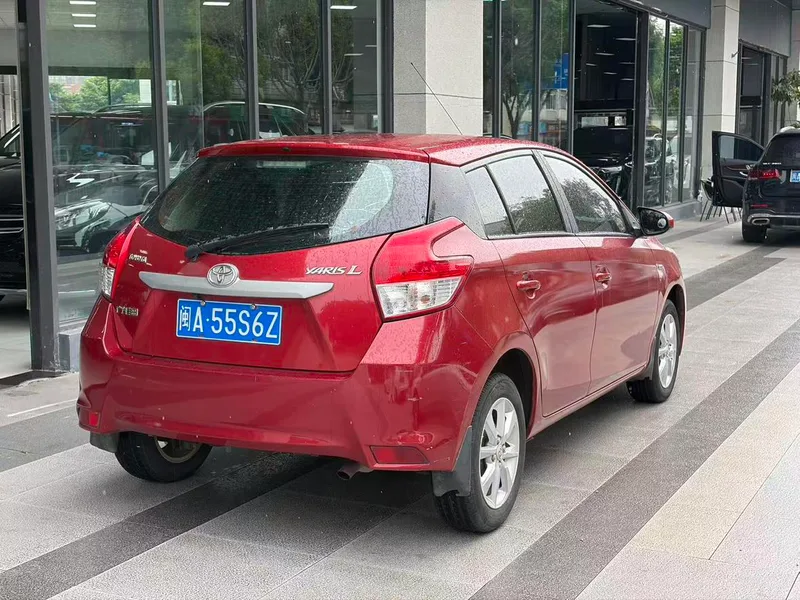 Toyota Yaris L 2014 1.5G Автоматическая версия интерьер фото 7 Toyota Yaris L 2014 1.5G Автоматическая версия интерьер фото 7