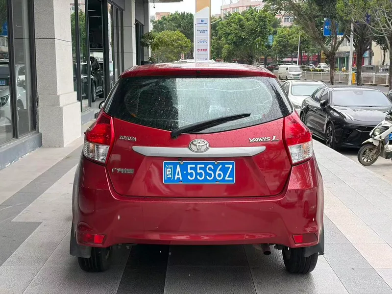 Toyota Yaris L 2014 1.5G Автоматическая версия интерьер фото 8 Toyota Yaris L 2014 1.5G Автоматическая версия интерьер фото 8