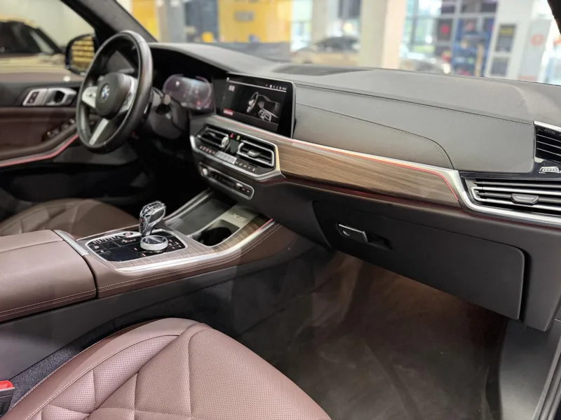 BMW X5 2022 xDrive 40Li M Спортивный костюм экстерьер фото 8 BMW X5 2022 xDrive 40Li M Спортивный костюм экстерьер фото 8