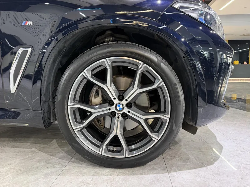 BMW X5 2022 xDrive 40Li M Спортивный костюм интерьер фото 13 BMW X5 2022 xDrive 40Li M Спортивный костюм интерьер фото 13