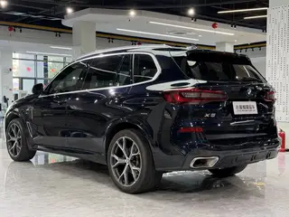 BMW X5 2022 xDrive 40Li M Спортивный костюм интерьер фото 14 BMW X5 2022 xDrive 40Li M Спортивный костюм интерьер фото 14