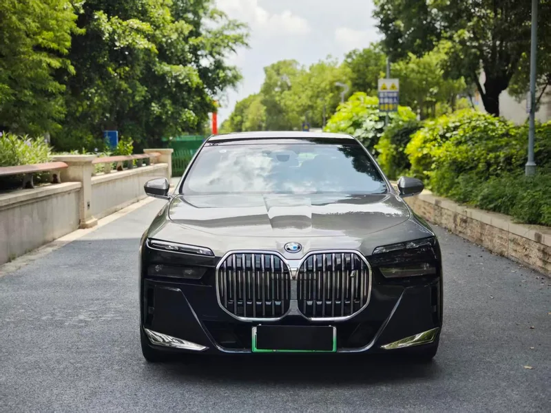 BMW i7 2023 eDrive50L Премиум-класса M Спортивный костюм экстерьер фото 2 BMW i7 2023 eDrive50L Премиум-класса M Спортивный костюм экстерьер фото 2