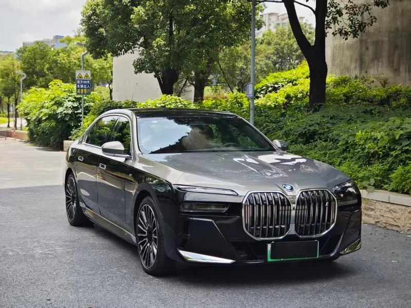 BMW i7 2023 eDrive50L Премиум-класса M Спортивный костюм экстерьер фото 3 BMW i7 2023 eDrive50L Премиум-класса M Спортивный костюм экстерьер фото 3