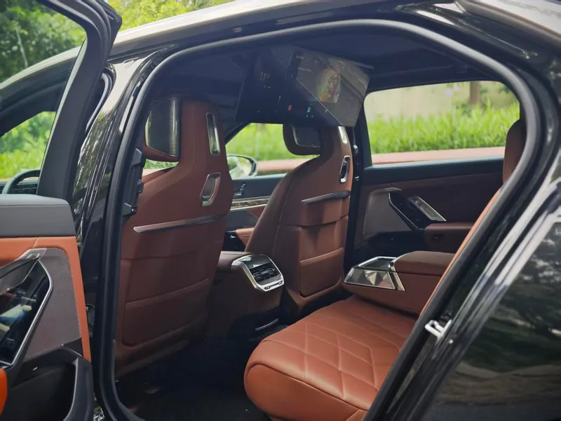 BMW i7 2023 eDrive50L Премиум-класса M Спортивный костюм экстерьер фото 5 BMW i7 2023 eDrive50L Премиум-класса M Спортивный костюм экстерьер фото 5