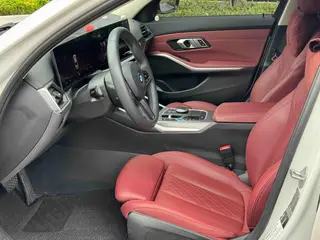 BMW i3 2023 eDrive40L Ночной костюм интерьер фото 14 BMW i3 2023 eDrive40L Ночной костюм интерьер фото 14