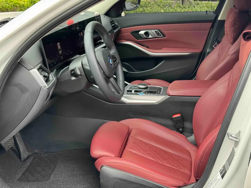 BMW i3 2023 eDrive40L Ночной костюм интерьер фото 14 BMW i3 2023 eDrive40L Ночной костюм интерьер фото 14