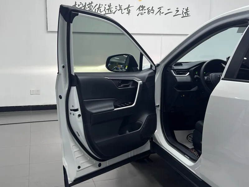 Toyota RAV4 2024 2.0L CVT Двухприводная городская версия интерьер фото 14 Toyota RAV4 2024 2.0L CVT Двухприводная городская версия интерьер фото 14