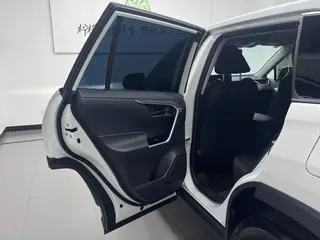 Toyota RAV4 2024 2.0L CVT Двухприводная городская версия интерьер фото 15 Toyota RAV4 2024 2.0L CVT Двухприводная городская версия интерьер фото 15