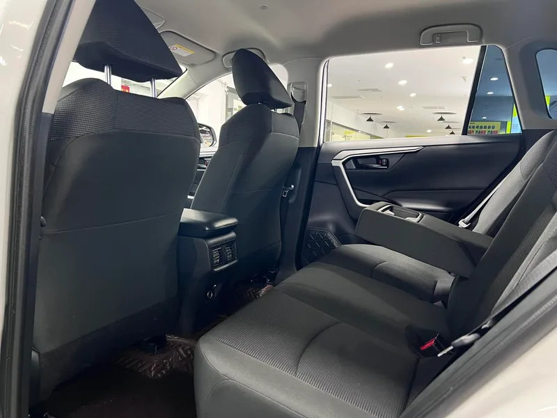Toyota RAV4 2024 2.0L CVT Двухприводная городская версия интерьер фото 17 Toyota RAV4 2024 2.0L CVT Двухприводная городская версия интерьер фото 17