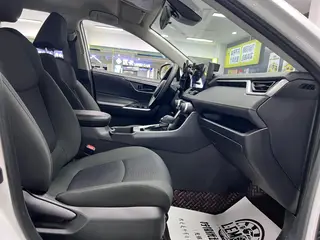 Toyota RAV4 2024 2.0L CVT Двухприводная городская версия интерьер фото 18 Toyota RAV4 2024 2.0L CVT Двухприводная городская версия интерьер фото 18