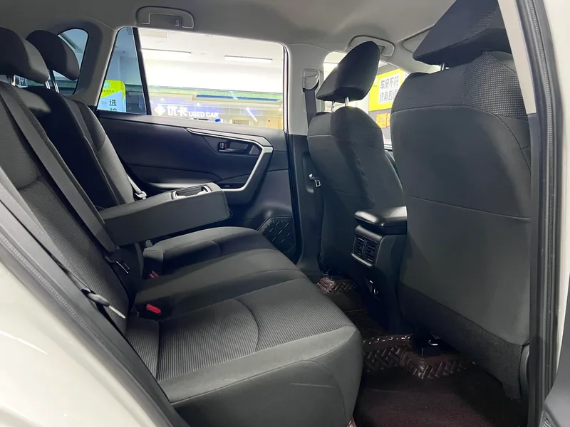 Toyota RAV4 2024 2.0L CVT Двухприводная городская версия интерьер фото 19 Toyota RAV4 2024 2.0L CVT Двухприводная городская версия интерьер фото 19