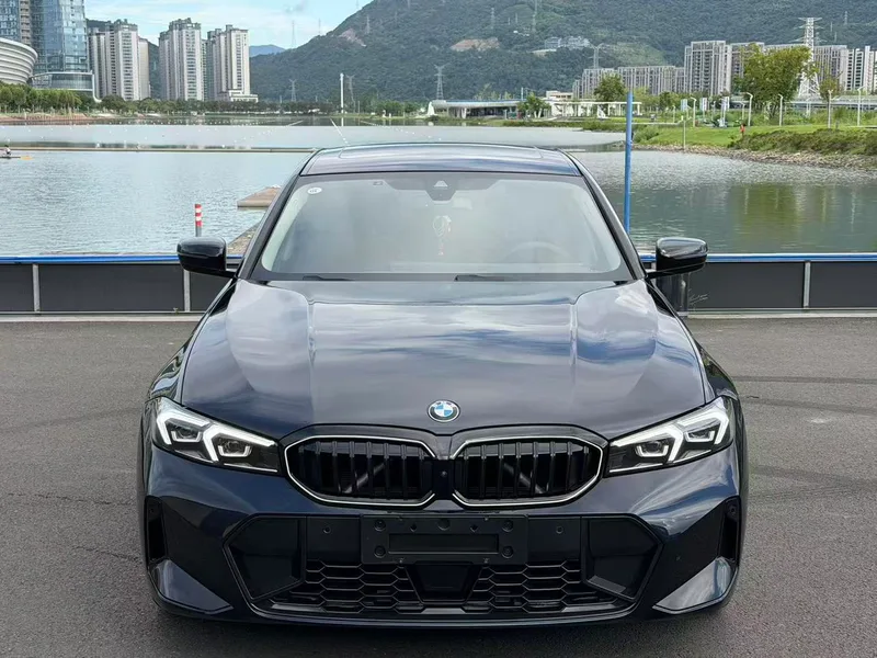 BMW 3 Series 2025 330Li M Set de nuit de sport extérieur photo 2 BMW 3 Series 2025 330Li M Set de nuit de sport extérieur photo 2