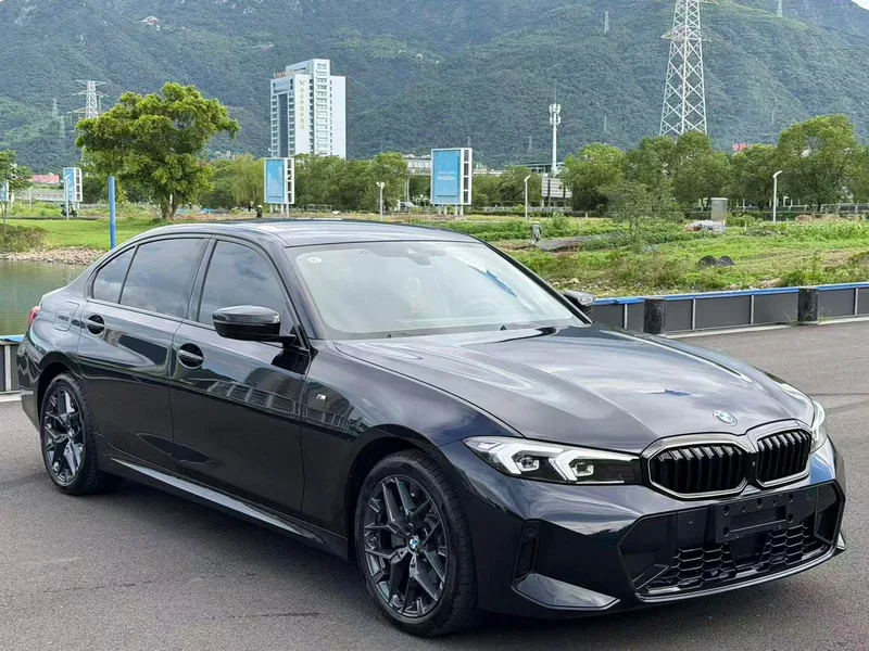 BMW 3 Series 2025 330Li M Set de nuit de sport extérieur photo 3 BMW 3 Series 2025 330Li M Set de nuit de sport extérieur photo 3