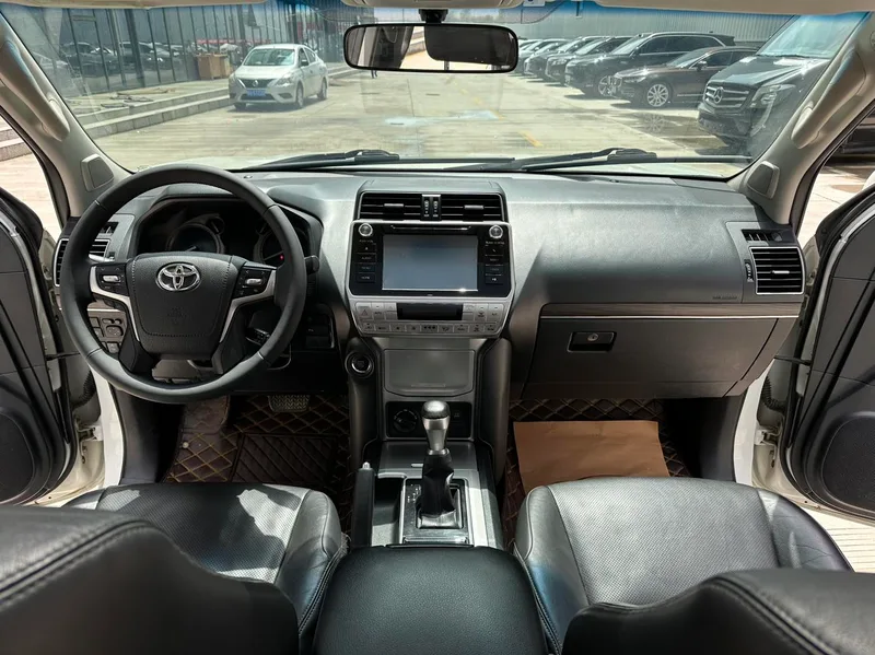 Toyota Prado 2018 3.5L Automático TX-L interior foto 10 Toyota Prado 2018 3.5L Automático TX-L interior foto 10