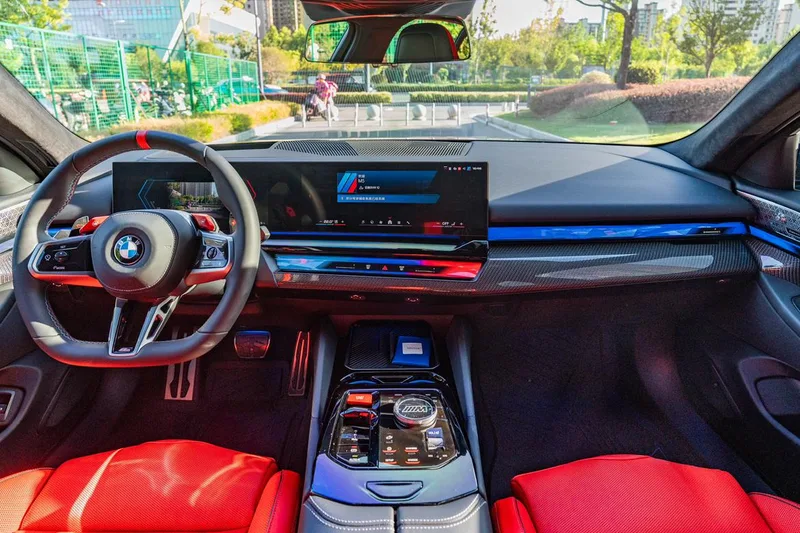 BMW M5 PHEV 2025 M5 extérieur photo 8 BMW M5 PHEV 2025 M5 extérieur photo 8