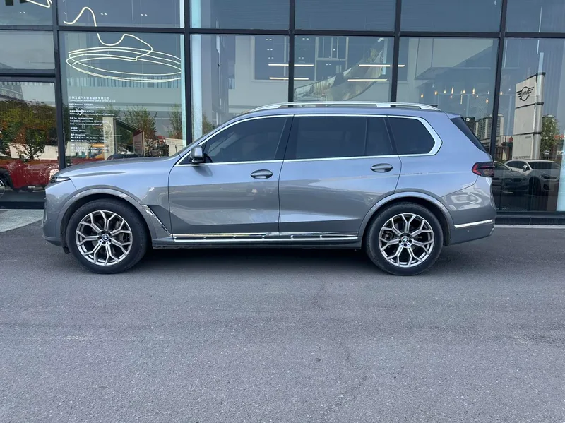 BMW X7 2023 xDrive40i Traje de lujo líder exterior foto 3 BMW X7 2023 xDrive40i Traje de lujo líder exterior foto 3