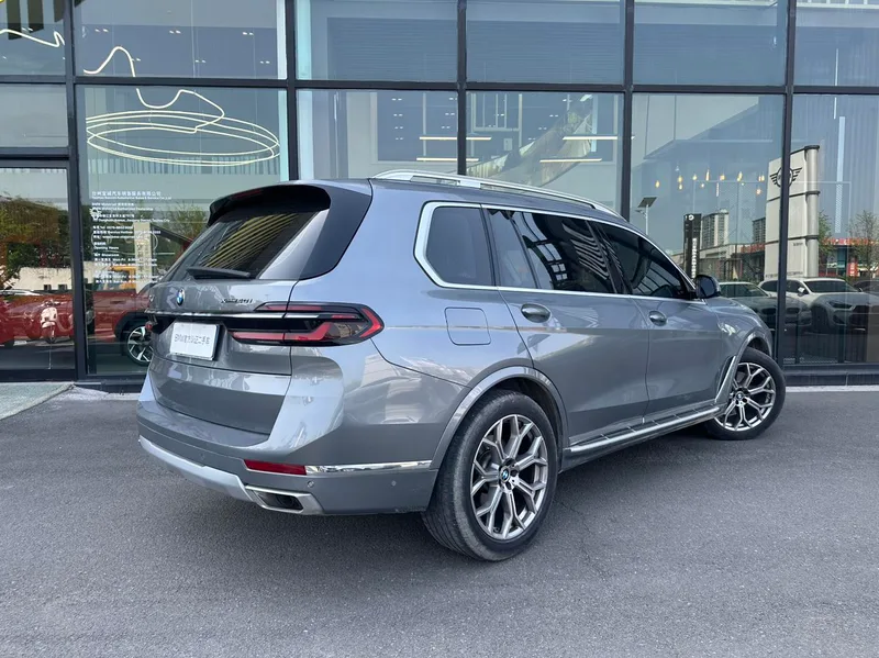 BMW X7 2023 xDrive40i Traje de lujo líder exterior foto 4 BMW X7 2023 xDrive40i Traje de lujo líder exterior foto 4