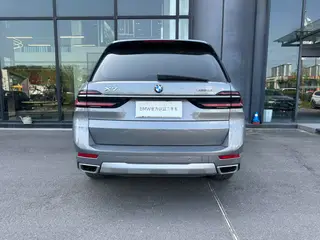 BMW X7 2023 xDrive40i Traje de lujo líder exterior foto 5 BMW X7 2023 xDrive40i Traje de lujo líder exterior foto 5