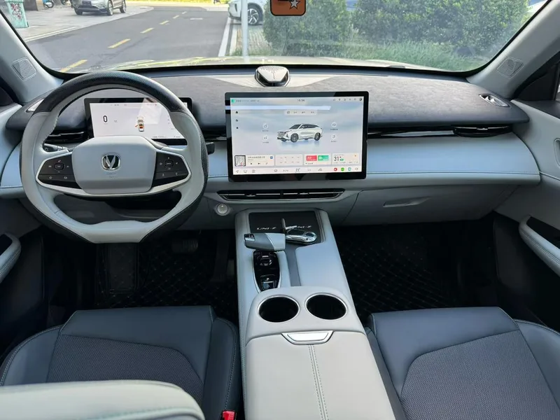 Changan UNI-Z 2025 1.5T DCT Luxury type interior photo 9 Changan UNI-Z 2025 1.5T DCT Luxury type interior photo 9