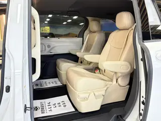 Toyota Sienna 2023 Dual Power 2.5L Luxury Edition interior photo 12 Toyota Sienna 2023 Dual Power 2.5L Luxury Edition interior photo 12