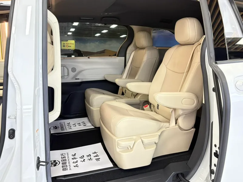 Toyota Sienna 2023 Dual Power 2.5L Luxury Edition interior photo 12 Toyota Sienna 2023 Dual Power 2.5L Luxury Edition interior photo 12