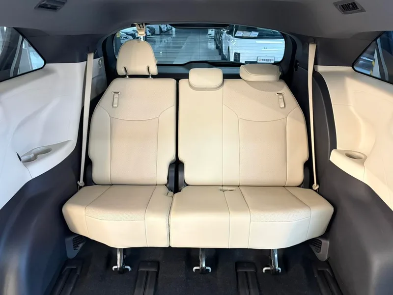 Toyota Sienna 2023 Dual Power 2.5L Luxury Edition interior photo 13 Toyota Sienna 2023 Dual Power 2.5L Luxury Edition interior photo 13