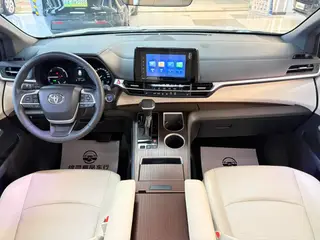Toyota Sienna 2023 Dual Power 2.5L Luxury Edition interior photo 14 Toyota Sienna 2023 Dual Power 2.5L Luxury Edition interior photo 14