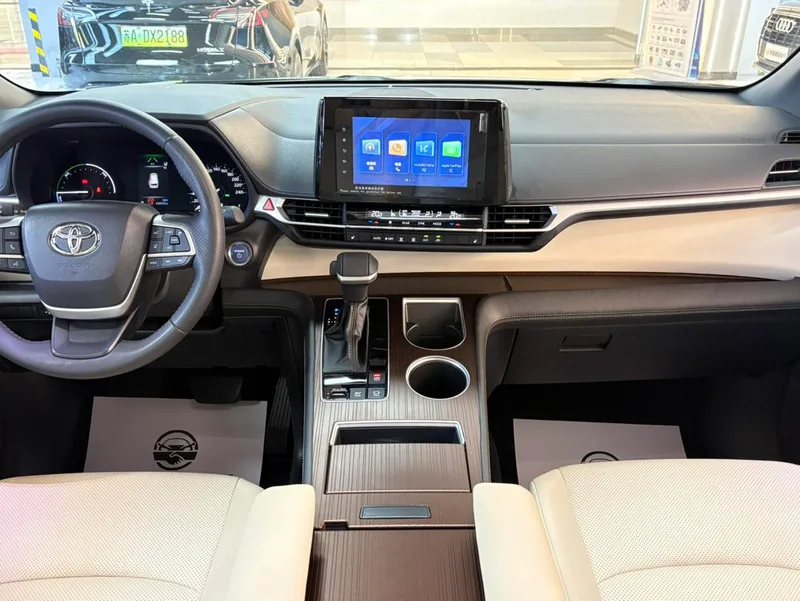 Toyota Sienna 2023 Dual Power 2.5L Luxury Edition interior photo 15 Toyota Sienna 2023 Dual Power 2.5L Luxury Edition interior photo 15