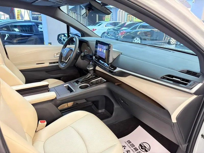 Toyota Sienna 2023 Dual Power 2.5L Luxury Edition interior photo 19 Toyota Sienna 2023 Dual Power 2.5L Luxury Edition interior photo 19