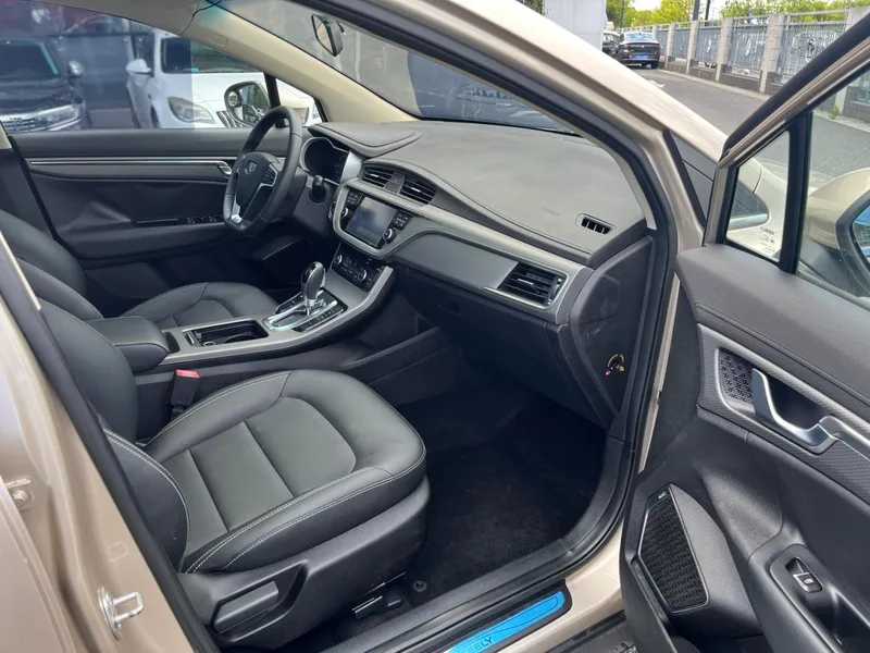 Geely Emgrand GS 2016 Sports version 1.8L Automatic Collar Type interior photo 12 Geely Emgrand GS 2016 Sports version 1.8L Automatic Collar Type interior photo 12