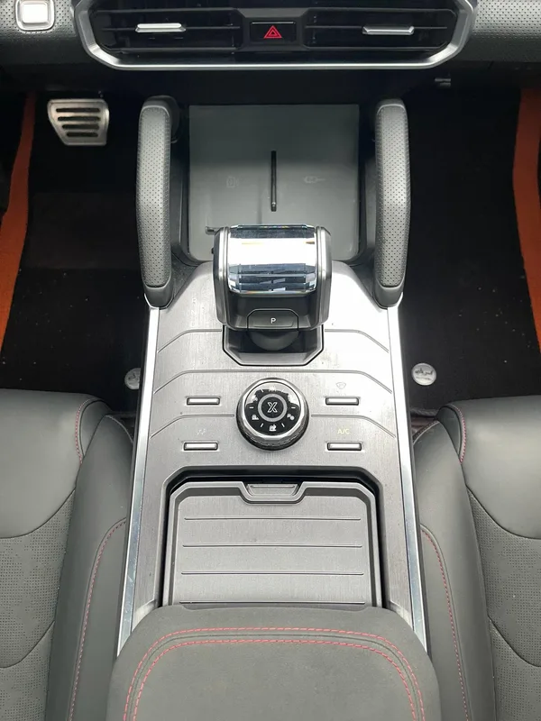 Jetour T2 2023 2.0TD Four-wheel drive Conquer interior photo 12 Jetour T2 2023 2.0TD Four-wheel drive Conquer interior photo 12