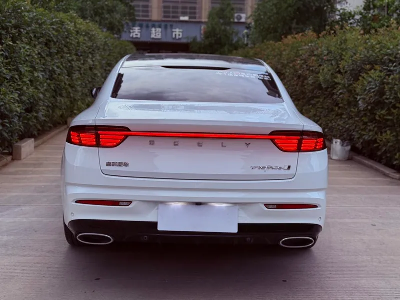 Geely Preface 2023 2.0T Премиальная комплектация интерьер фото 9