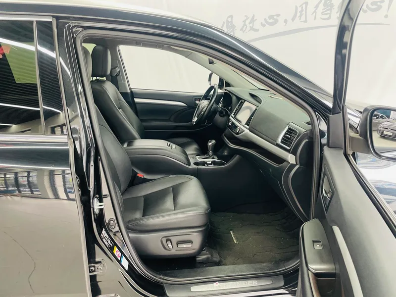 Toyota Highlander 2018 2.0T Four-wheel drive Premium Edition 7 seat Country VI interior photo 12 Toyota Highlander 2018 2.0T Four-wheel drive Premium Edition 7 seat Country VI interior photo 12