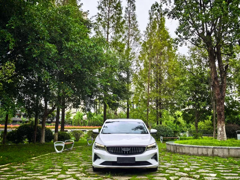 Geely Emgrand 2022 4.ª generación 1.5L CVT Modelo insignia exterior foto 2 Geely Emgrand 2022 4.ª generación 1.5L CVT Modelo insignia exterior foto 2