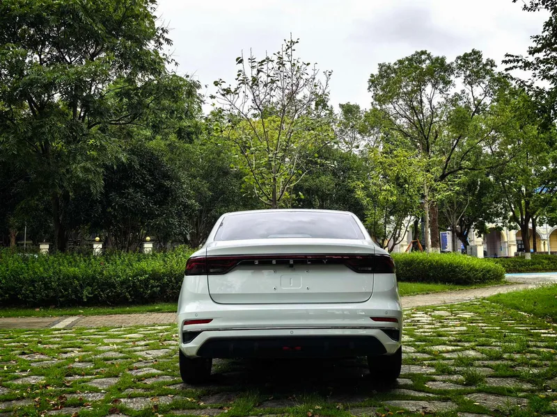 Geely Emgrand 2022 4.ª generación 1.5L CVT Modelo insignia exterior foto 4 Geely Emgrand 2022 4.ª generación 1.5L CVT Modelo insignia exterior foto 4