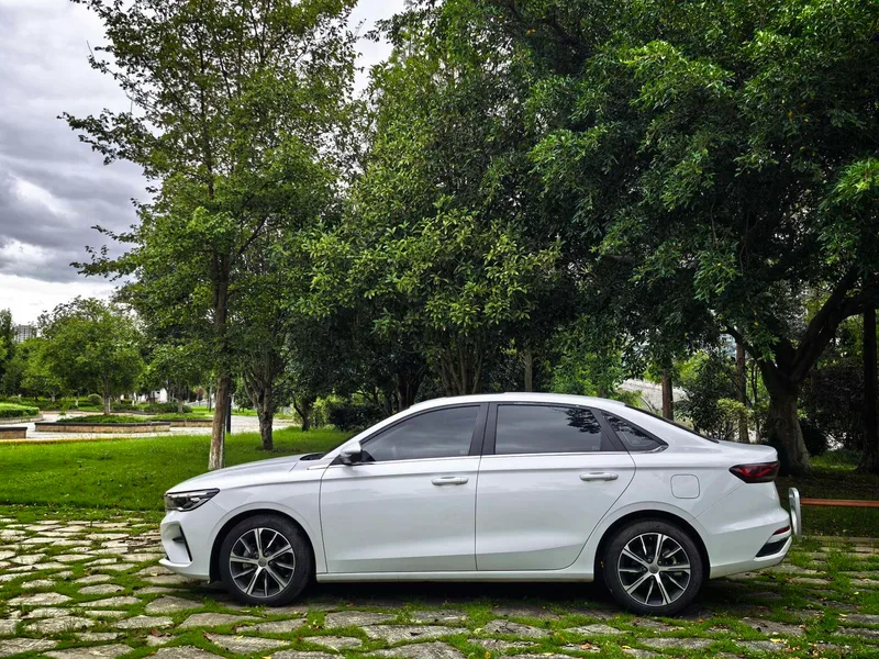 Geely Emgrand 2022 4.ª generación 1.5L CVT Modelo insignia exterior foto 6 Geely Emgrand 2022 4.ª generación 1.5L CVT Modelo insignia exterior foto 6