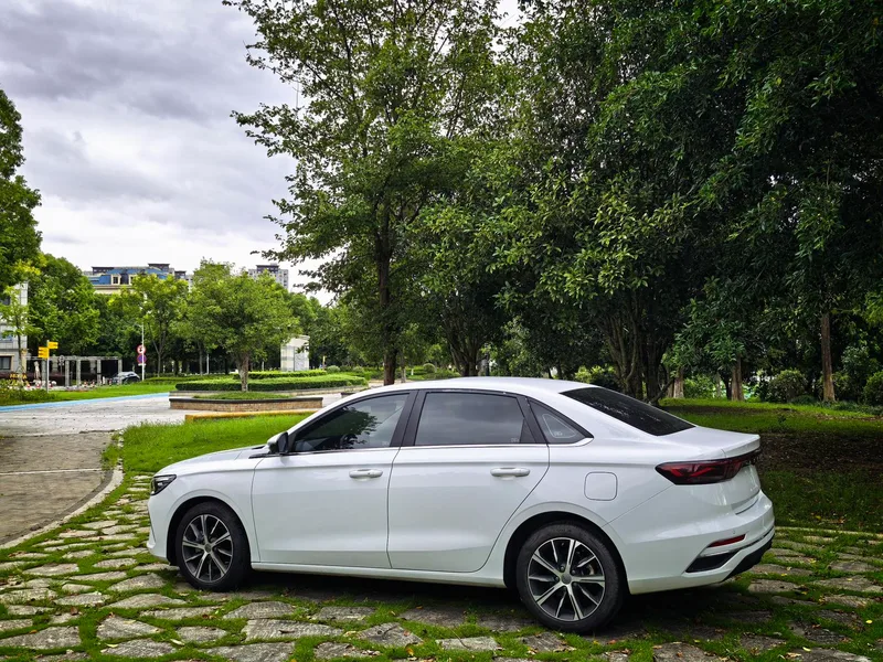 Geely Emgrand 2022 4.ª generación 1.5L CVT Modelo insignia exterior foto 7 Geely Emgrand 2022 4.ª generación 1.5L CVT Modelo insignia exterior foto 7
