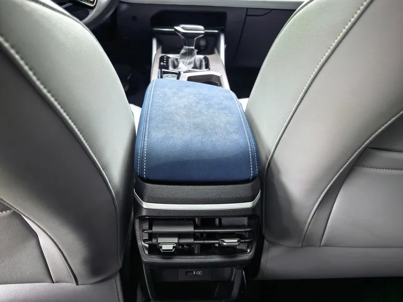 Geely Emgrand 2022 4.ª generación 1.5L CVT Modelo insignia interior foto 11 Geely Emgrand 2022 4.ª generación 1.5L CVT Modelo insignia interior foto 11