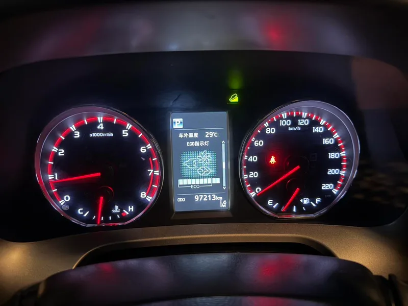 Toyota RAV4 2018 2.5L Élite automatique à quatre roues motrices i Version intérieur photo 17 Toyota RAV4 2018 2.5L Élite automatique à quatre roues motrices i Version intérieur photo 17