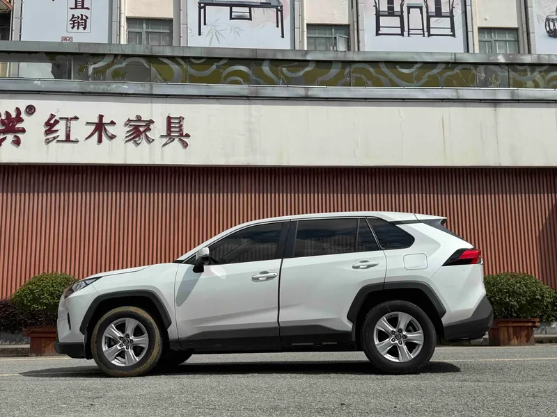 Toyota RAV4 2023 2.0L CVT Versión urbana de tracción en dos ruedas exterior foto 4