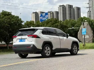 Toyota RAV4 2023 2.0L CVT Versión urbana de tracción en dos ruedas exterior foto 6