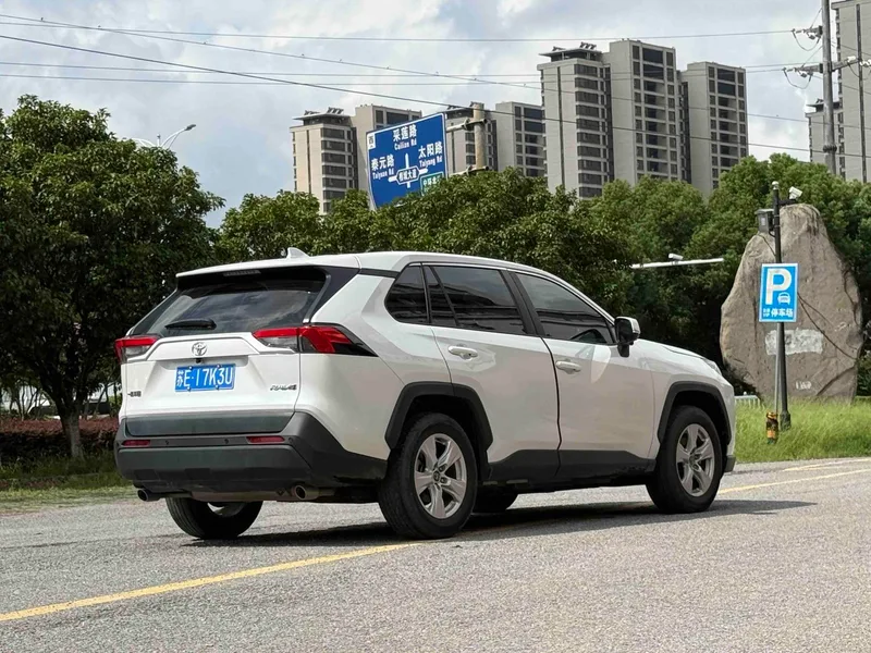 Toyota RAV4 2023 2.0L CVT Versión urbana de tracción en dos ruedas exterior foto 6