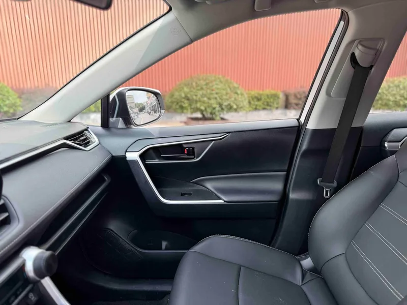 Toyota RAV4 2023 2.0L CVT Versión urbana de tracción en dos ruedas interior foto 12
